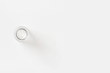 Arka planda küçük cam bir kavanoz boşalt. Yukarıdan görüntüle.