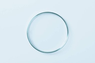 Mavi camdan yapılmış boş bir petri kabı. Mavi bir arkaplanda.