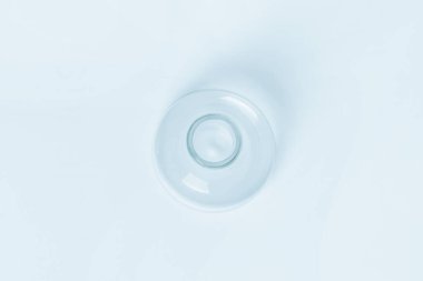 Mavi arka planda boş mavi cam koni laboratuvar şişesi. Yukarıdan görünüm.