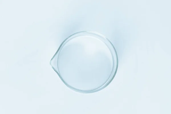 Copa Laboratorio Cristalización Vidrio Azul Vacío Sobre Fondo Azul — Foto de Stock