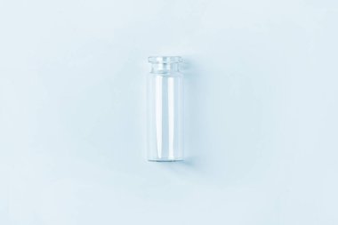 Mavi arka planda mavi camdan yapılmış boş küçük cam kavanoz. Yukarıdan görüntüle.