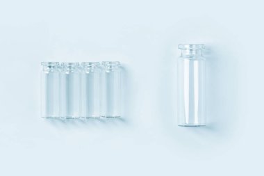 Mavi arka planda boş küçük mavi cam kavanozlar. Yukarıdan görüntüle.