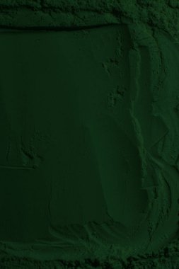 Küresel ısınma kavramı, tasarlamak için alanı olan siyah yeşil arka plan. Eski bir taş duvarın kabataslak yüzeyi. Yakın plan. Koyu yeşil zümrüt rengi. Geçmişi. Katı. Grunge. yeşil göz farı. Kraterler. yeşil toprak