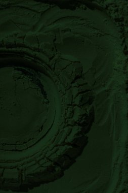 Küresel ısınma kavramı, tasarlamak için alanı olan siyah yeşil arka plan. Eski bir taş duvarın kabataslak yüzeyi. Yakın plan. Koyu yeşil zümrüt rengi. Geçmişi. Katı. Grunge. yeşil göz farı. Kraterler. yeşil toprak