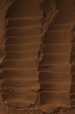 Kumun yüzeyi, kil, toprak. Tekerlek izleri, lastik izleri. Kraterler, çöküntüler, çıkıntılar. Mars. GezegenName