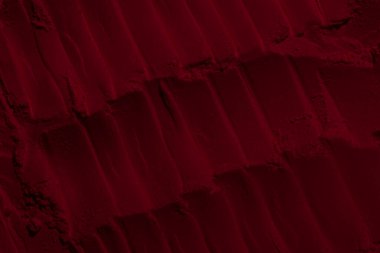  Pudra, kızarma, göz farı. Kırmızı doymuş koyu kırmızı arka plan. Geçmişe dönük eski kağıt geçmişi. Çamur beton duvar. Eski boş duvar kağıdı.