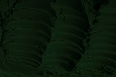 Küresel ısınma kavramı, tasarlamak için alanı olan siyah yeşil arka plan. Eski bir taş duvarın kabataslak yüzeyi. Yakın plan. Koyu yeşil zümrüt rengi. Geçmişi. Katı. Grunge. yeşil göz farı. Kraterler. yeşil toprak