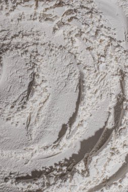 Un dokusu, toz, beyaz kum. - Beyaz. Şişkinlik, göçükler, çatlaklar, damga, krater.