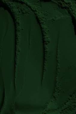 Küresel ısınma kavramı, tasarlamak için alanı olan siyah yeşil arka plan. Eski bir taş duvarın kabataslak yüzeyi. Yakın plan. Koyu yeşil zümrüt rengi. Geçmişi. Katı. Grunge. yeşil göz farı. Kraterler. yeşil toprak