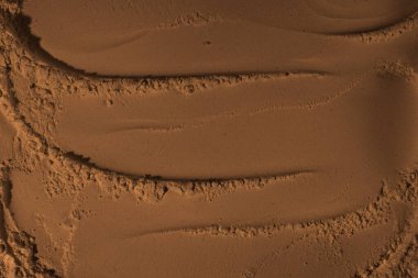 Kumun yüzeyi, kil, toprak. Tekerlek izleri, lastik izleri. Kraterler, çöküntüler, çıkıntılar. Mars. GezegenName