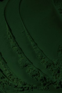 Küresel ısınma kavramı, tasarlamak için alanı olan siyah yeşil arka plan. Eski bir taş duvarın kabataslak yüzeyi. Yakın plan. Koyu yeşil zümrüt rengi. Geçmişi. Katı. Grunge. yeşil göz farı. Kraterler. yeşil toprak