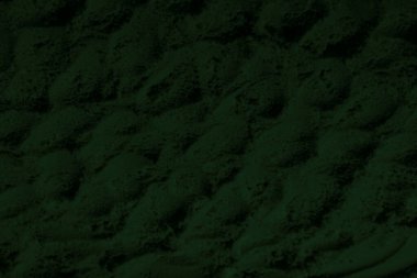 Küresel ısınma kavramı, tasarlamak için alanı olan siyah yeşil arka plan. Eski bir taş duvarın kabataslak yüzeyi. Yakın plan. Koyu yeşil zümrüt rengi. Geçmişi. Katı. Grunge. yeşil göz farı. Kraterler. yeşil toprak