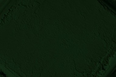 Küresel ısınma kavramı, tasarlamak için alanı olan siyah yeşil arka plan. Eski bir taş duvarın kabataslak yüzeyi. Yakın plan. Koyu yeşil zümrüt rengi. Geçmişi. Katı. Grunge. yeşil göz farı. Kraterler. yeşil toprak