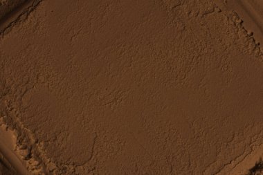 Kumun yüzeyi, kil, toprak. Tekerlek izleri, lastik izleri. Kraterler, çöküntüler, çıkıntılar. Mars. GezegenName