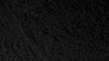 Siyah doku. Karanlık arka plan. Kum, toz, kömür, dalgalar, çizgiler, daireler. Dağlar. Çatlak, çatlak. Karanlık, karanlık, gölgeler.