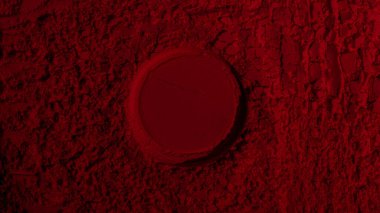 Kırmızı doku. Barut arkaplanı. Pedra, kum. Kırmızı renk. Koyu kırmızı. Yoğun koyu kırmızı. Çatlaklar, dalgalar, çizgiler, daireler, depresyonlar. Dışbükey. Afiş, reklam, yazı için.