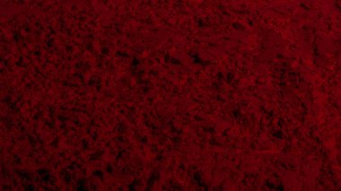 Kırmızı doku. Barut arkaplanı. Pedra, kum. Kırmızı renk. Koyu kırmızı. Yoğun koyu kırmızı. Çatlaklar, dalgalar, çizgiler, daireler, depresyonlar. Dışbükey. Afiş, reklam, yazı için.