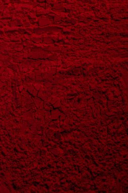 Kırmızı doku. Barut arkaplanı. Pedra, kum. Kırmızı renk. Koyu kırmızı. Yoğun koyu kırmızı. Çatlaklar, dalgalar, çizgiler, daireler, depresyonlar. Dışbükey. Afiş, reklam, yazı için.