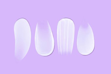 Mavi arkaplanda krem deseni lekeleri