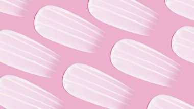 Arka plan kozmetik. Pembe arka planda bir sürü krema lekesi