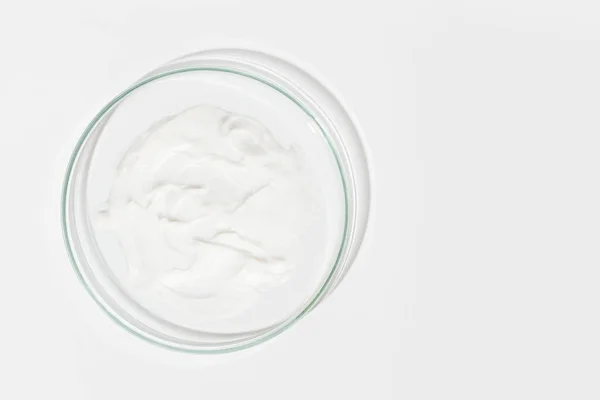 Πιάτο Petri Ελαφρύ Φόντο Μια Κηλίδα Λευκής Κρέμας Καλλυντική Κρέμα — Φωτογραφία Αρχείου