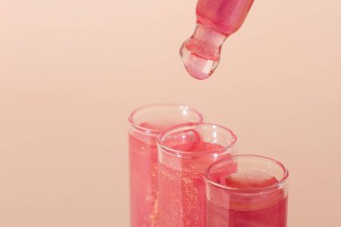 Pembe sıvı akan test tüpü. Pipett.