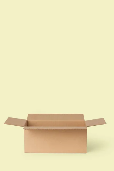 Scatola Cartone Consegna Pacchi Uno Sfondo Giallo — Foto Stock