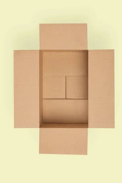 Teslimat Için Karton Kutu Paketler Sarı Arka Planda — Stok fotoğraf