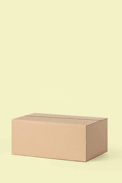 Caja Cartón Para Entrega Paquetes Sobre Fondo Amarillo — Foto de Stock