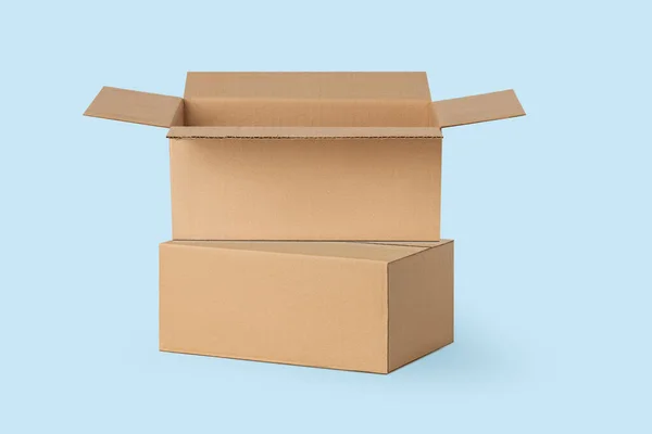 Beberapa Kotak Kardus Untuk Pengiriman Paket Pada Biru Biru Latar — Stok Foto