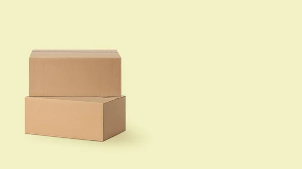 Verschillende Kartonnen Dozen Voor Levering Pakketten Een Gele Achtergrond — Stockfoto