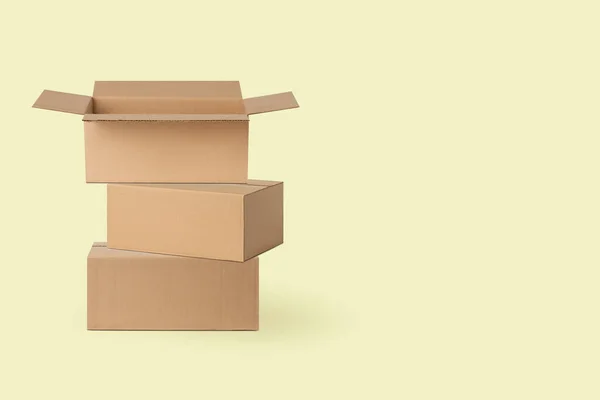 Beberapa Kotak Kardus Untuk Pengiriman Paket Pada Latar Belakang Kuning — Stok Foto