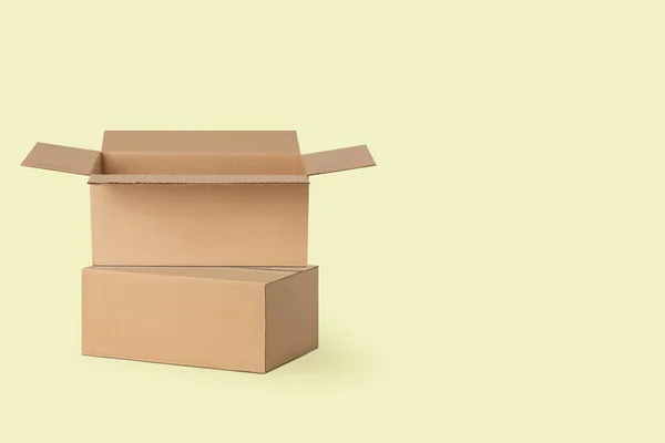 Beberapa Kotak Kardus Untuk Pengiriman Paket Pada Latar Belakang Kuning — Stok Foto