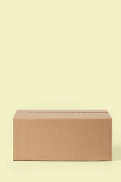 Картонная Коробка Доставки Посылки Желтом Фоне — стоковое фото