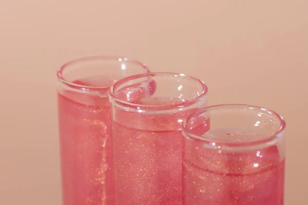 Reageerbuis Met Vloeibaar Rose Goud Glitter Vernis Vloeistof Sequins Laboratoriumonderzoek — Stockfoto