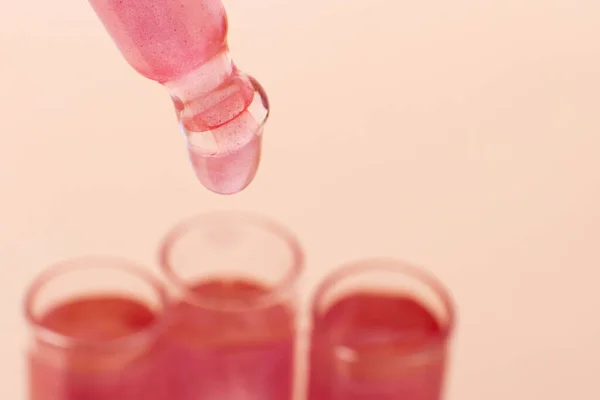 분홍색 액체가 흐르는 시험관입니다 — 스톡 사진