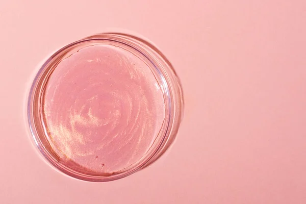 Flüssiges Roségold Oder Eine Pinkfarbene Flüssigkeit Mit Glitzern Einer Petrischale — Stockfoto