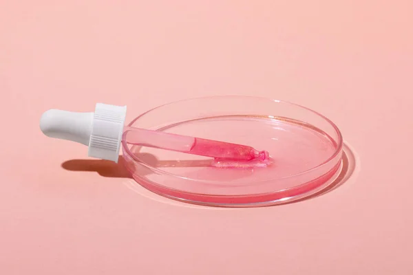 Die Kosmetikpipette Liegt Einer Petrischale Mit Roségold Oder Eine Pinkfarbene — Stockfoto