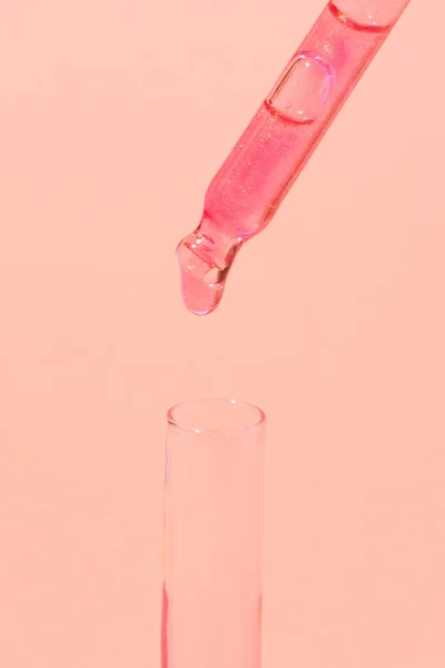 Pipeta Con Goteo Líquido Rosa Oro Rosa Líquido Sobre Matraz — Foto de Stock