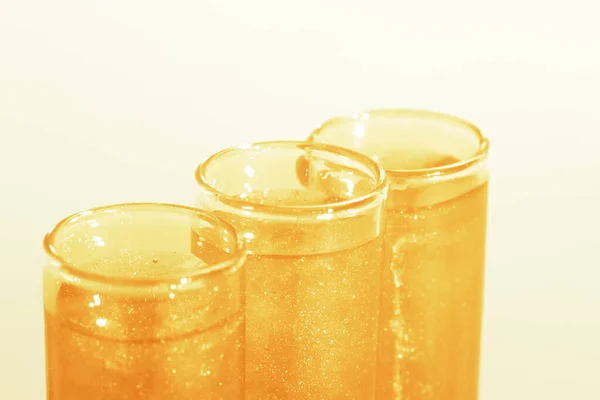 Reagenzglas Mit Flüssigem Gold Glitzer Lack Flüssigkeit Pailletten Laboruntersuchungen Von — Stockfoto