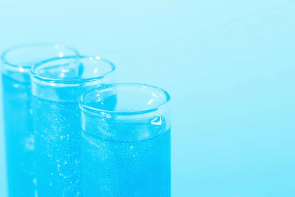 Folyékony Kék Folyadékkal Töltött Üveglombikok Csillámpor Lakk Folyadék Szekvenciák Kozmetikumok — Stock Fotó