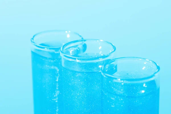 玻璃瓶 装有液体蓝色液体 化妆品和液体的实验室研究 目前裸露凝胶 — 图库照片