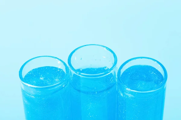 Kolby Szklane Cieczą Niebieską Brokat Lakier Ciecz Sekwencje Badania Laboratoryjne — Zdjęcie stockowe