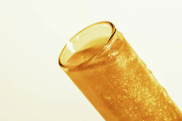 stock image Test tube with liquid gold. Glitter, varnish, liquid. Sequins. Laboratory research of cosmetics and liquids. current gold.