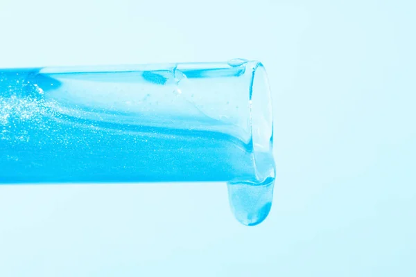 Frascos Vidrio Con Líquido Azul Fluyendo Brillo Barniz Líquido Lentejuelas — Foto de Stock