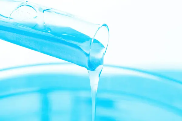 玻璃瓶 蓝色液体流出 化妆品和液体的实验室研究 目前裸露凝胶 — 图库照片