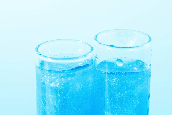 Glaskolben Mit Flüssiger Blauer Flüssigkeit Glitzer Lack Flüssigkeit Pailletten Laboruntersuchungen — Stockfoto