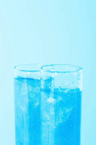 玻璃瓶 装有液体蓝色液体 化妆品和液体的实验室研究 目前裸露凝胶 — 图库照片