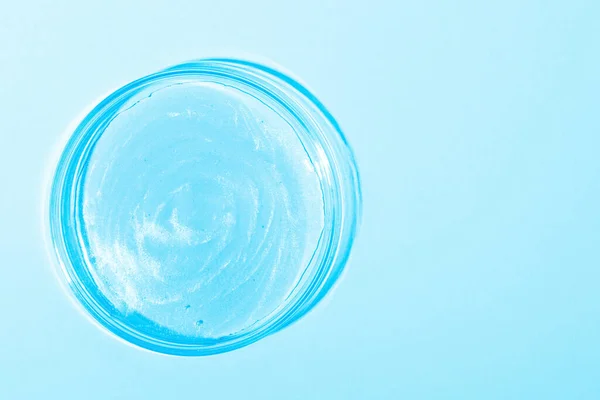 Μπλε Υγρό Λάμψη Ένα Τρυβλίο Petri Εργαστηριακή Έρευνα Καλλυντικών Γέλης — Φωτογραφία Αρχείου