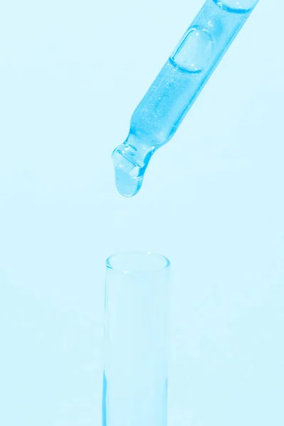 Pipette Avec Liquide Bleu Goutte Goutte Dessus Fiole Avec Liquide — Photo